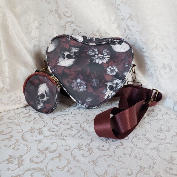 Heart shape Scull & Roses Crossbody bag & Change purse. Adjustable strap - Picture 3 of 13